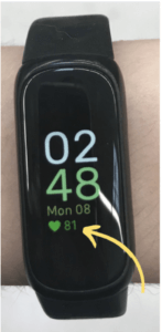 fitbit watch with a yellow arrow icon pointing to a heart rate of 81 beats per minute